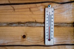 Thermometer auf Holzwand