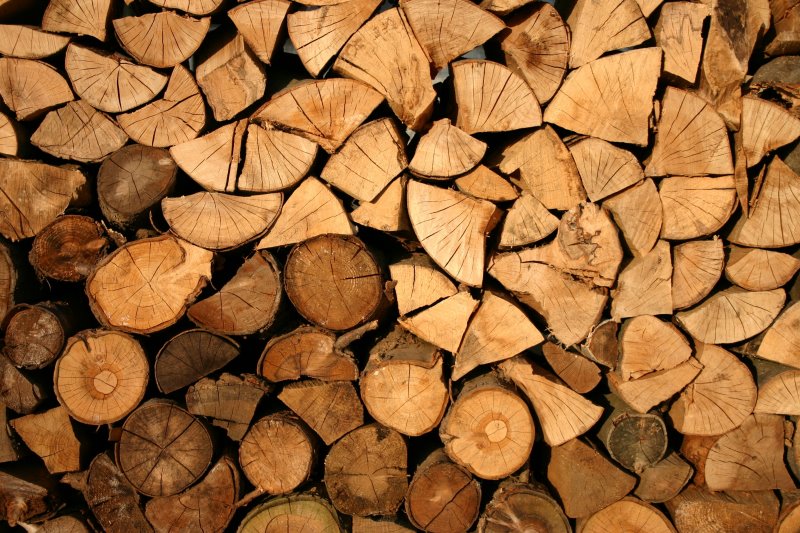 Holzstapel aus gespaltenem Holz