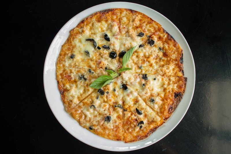 Pizza mit Oregano und Oliven