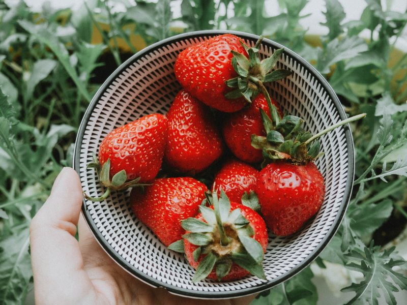 Hier siehst Du eine Schale mit Erdbeeren gefüllt.