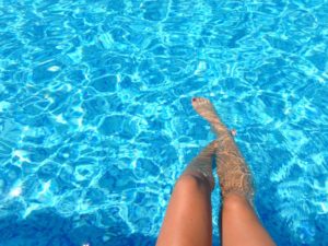 Füße im Pool ausgestreckt