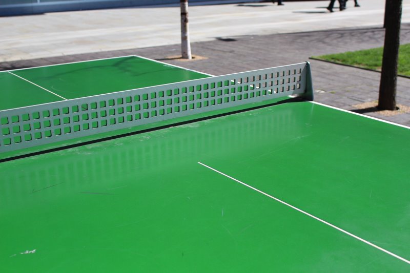 Outdoor-Tischtennisplatte aus robustem Material 