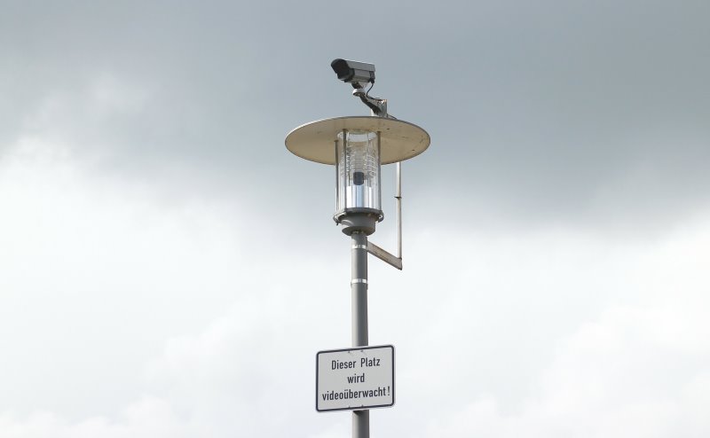 Überwachungskamera außen mit Hinweisschild