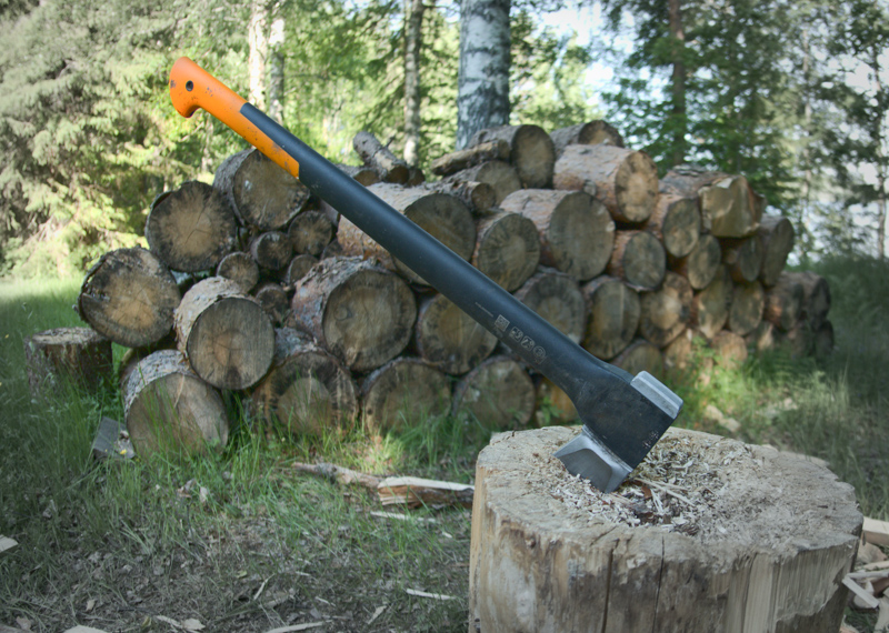 Spalthammer in einem Holzstück