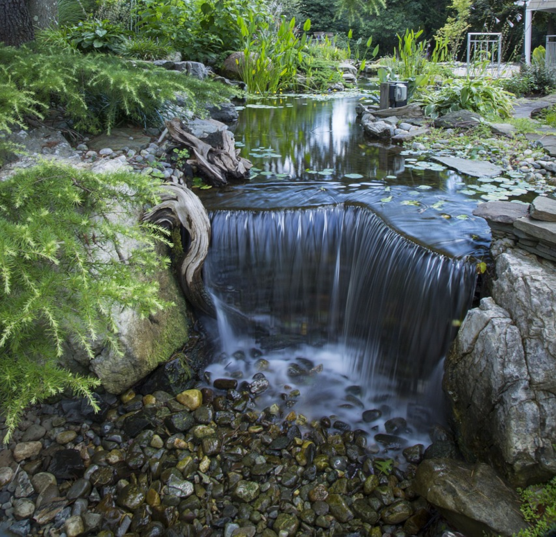 Ein Wasserfall integriert in einem Gartenteich